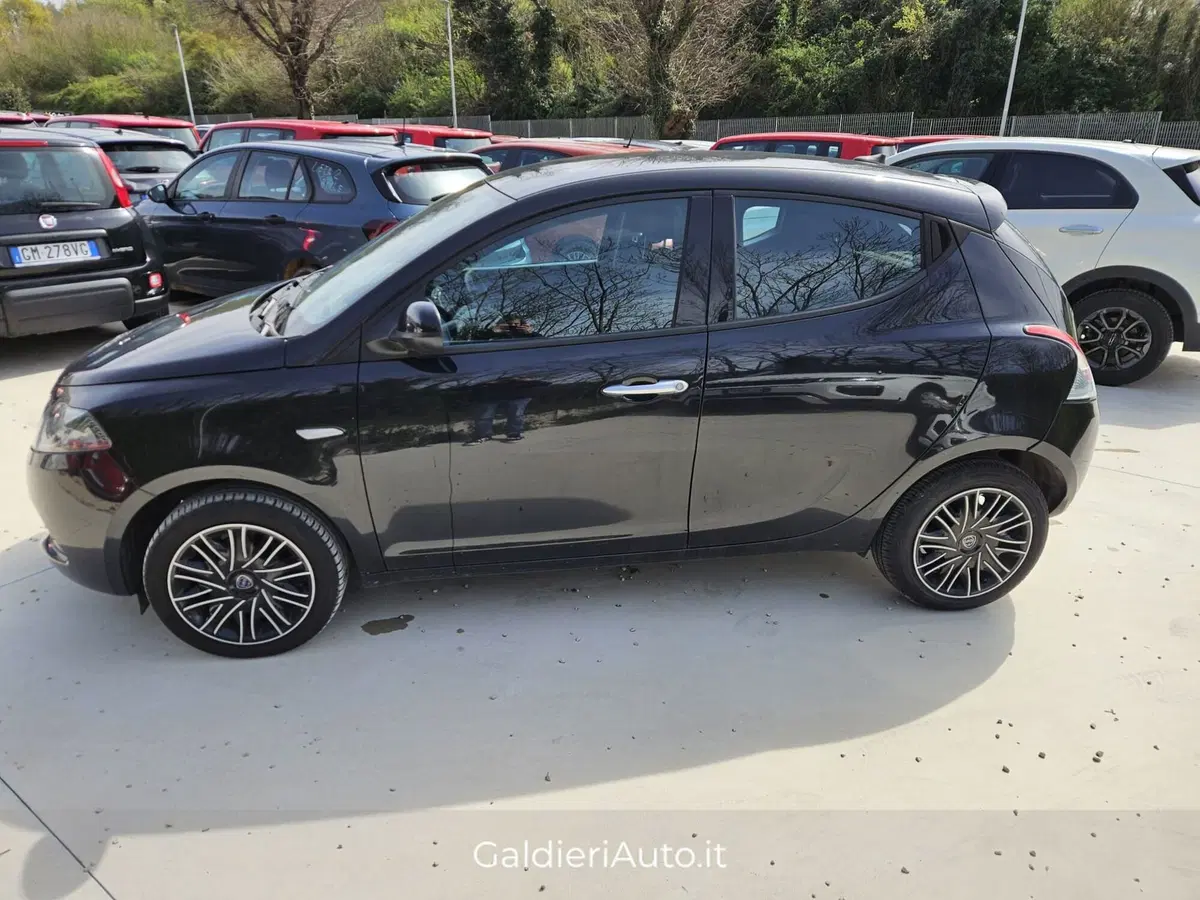 Lancia Ypsilon usata a Salerno