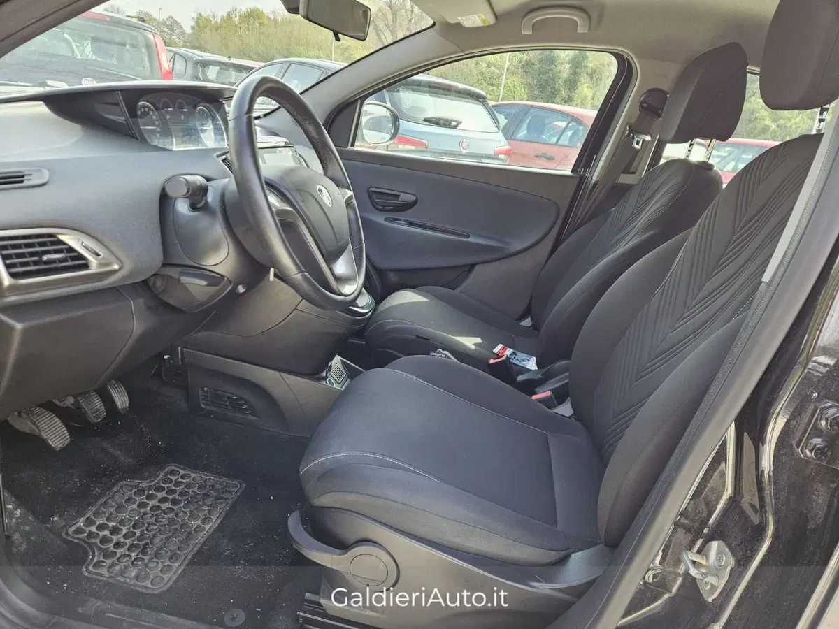 Lancia Ypsilon usata a Salerno (12)