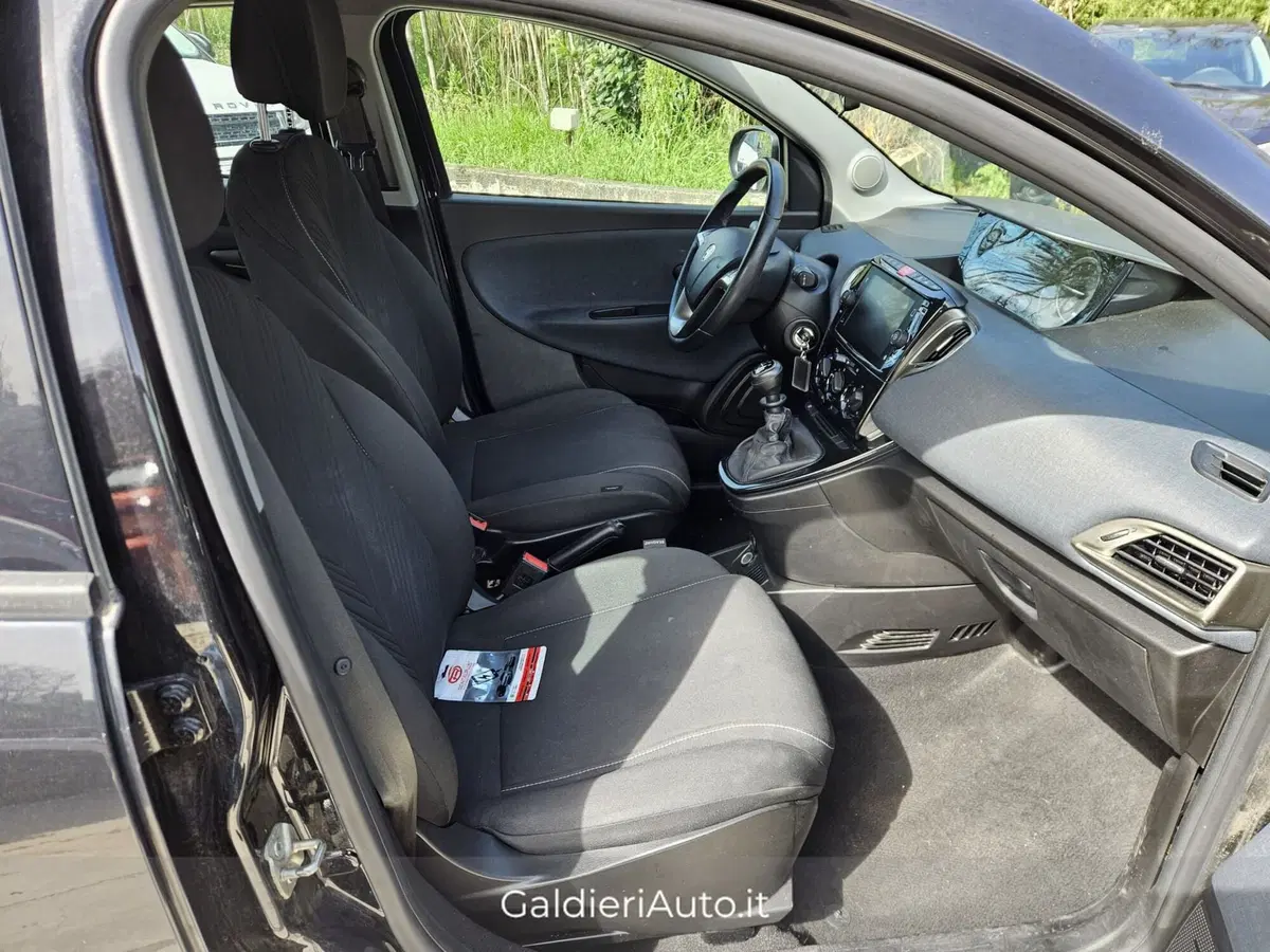 Lancia Ypsilon usata a Salerno (13)