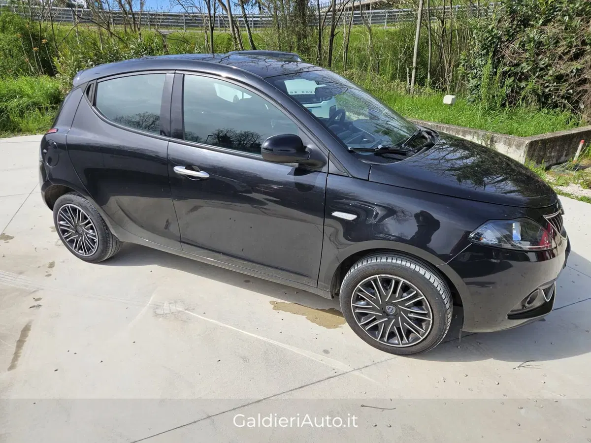 Lancia Ypsilon usata a Salerno (2)