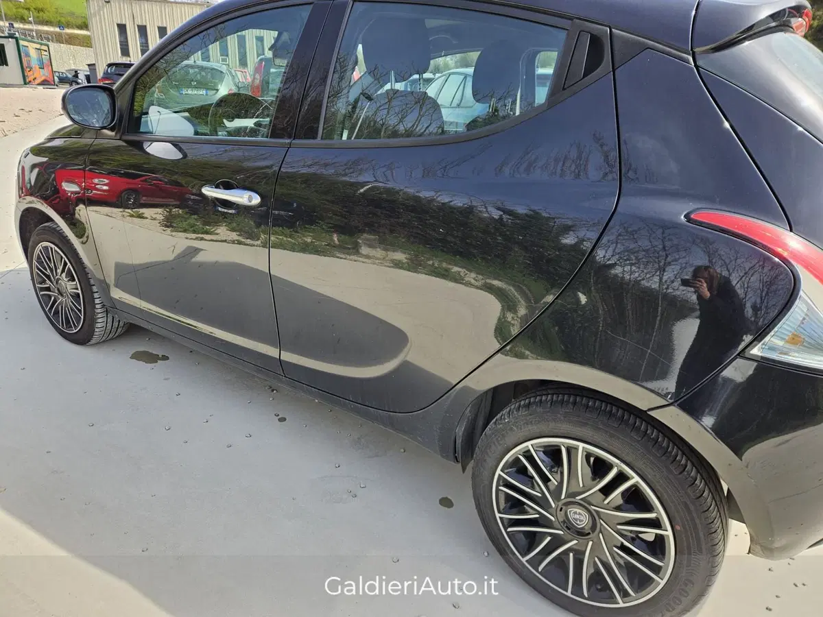 Lancia Ypsilon usata a Salerno (3)