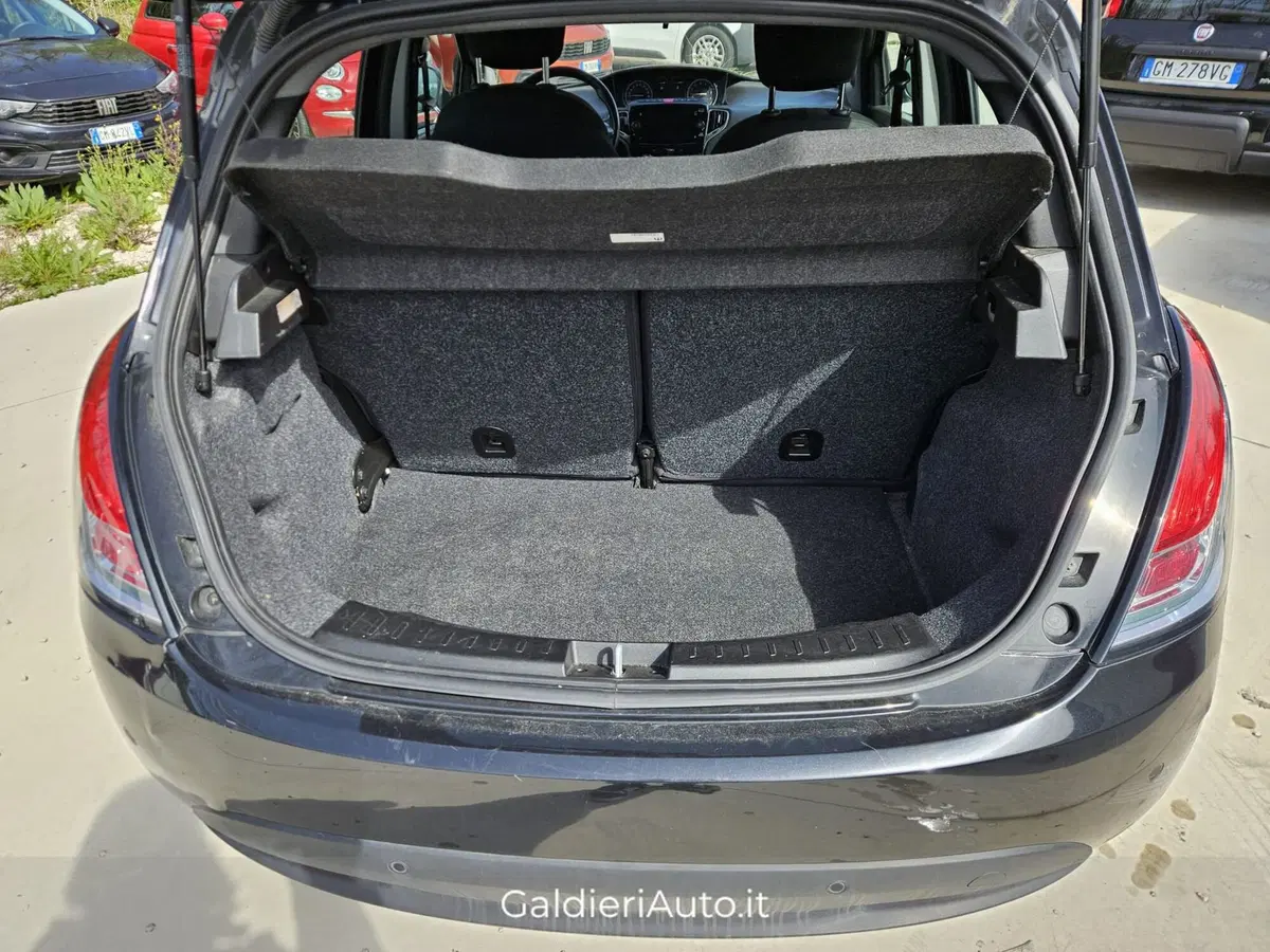 Lancia Ypsilon usata a Salerno (7)