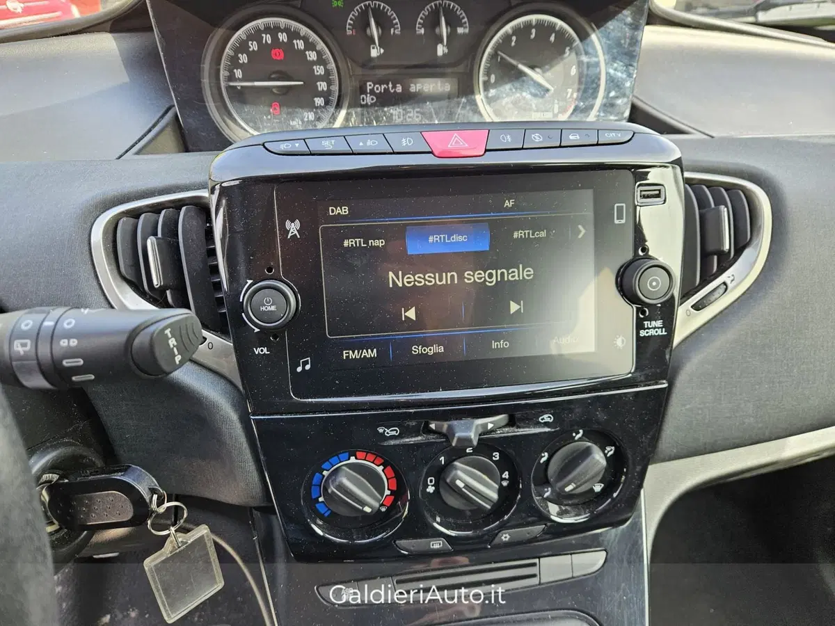 Lancia Ypsilon usata a Salerno (9)