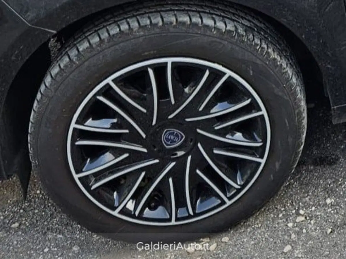 Lancia Ypsilon usata a Salerno (2)