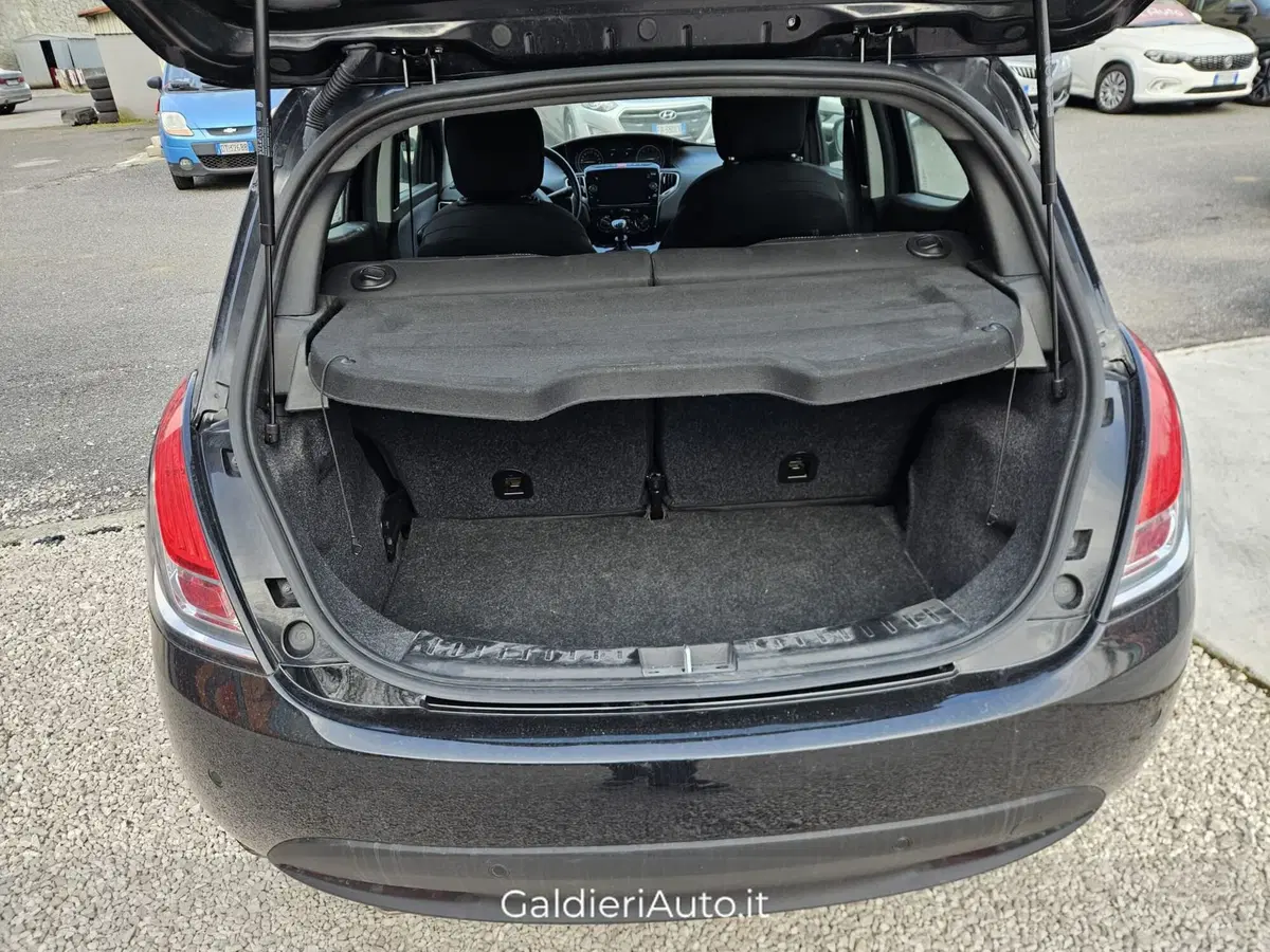 Lancia Ypsilon usata a Salerno (6)