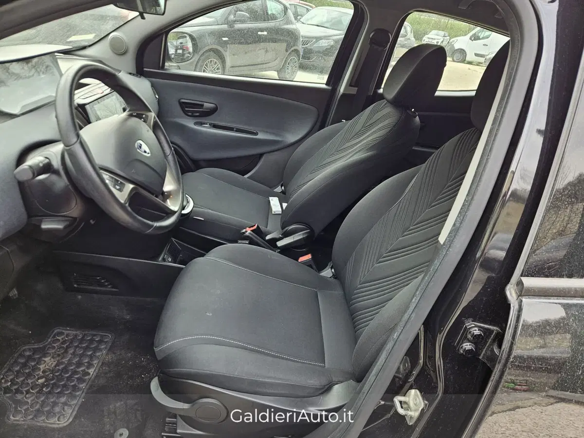 Lancia Ypsilon usata a Salerno (12)