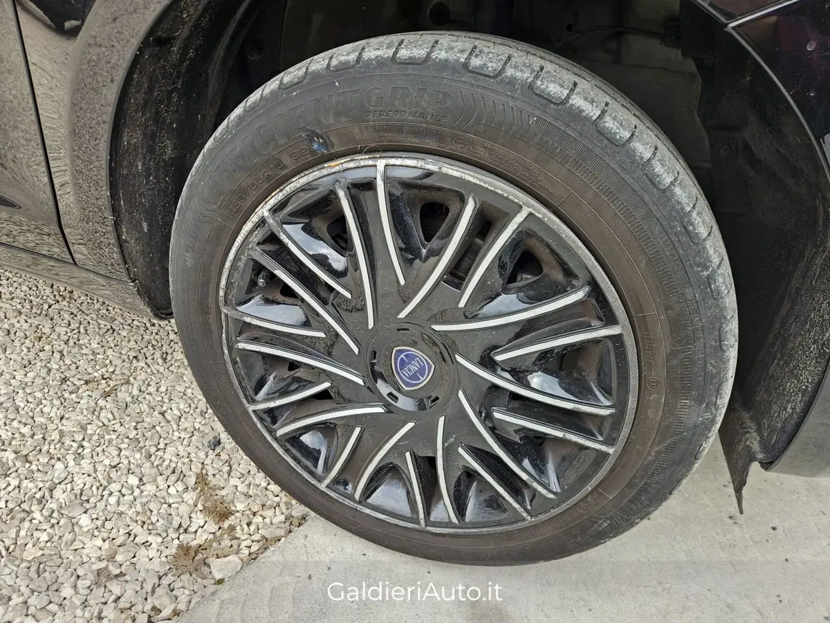 Lancia Ypsilon usata a Salerno (13)