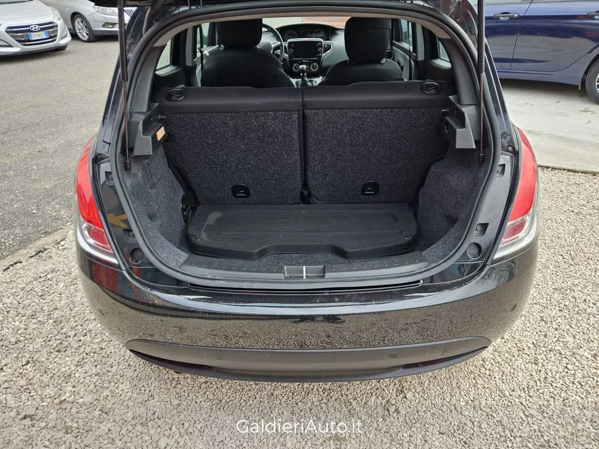 Lancia Ypsilon usata a Salerno (16)