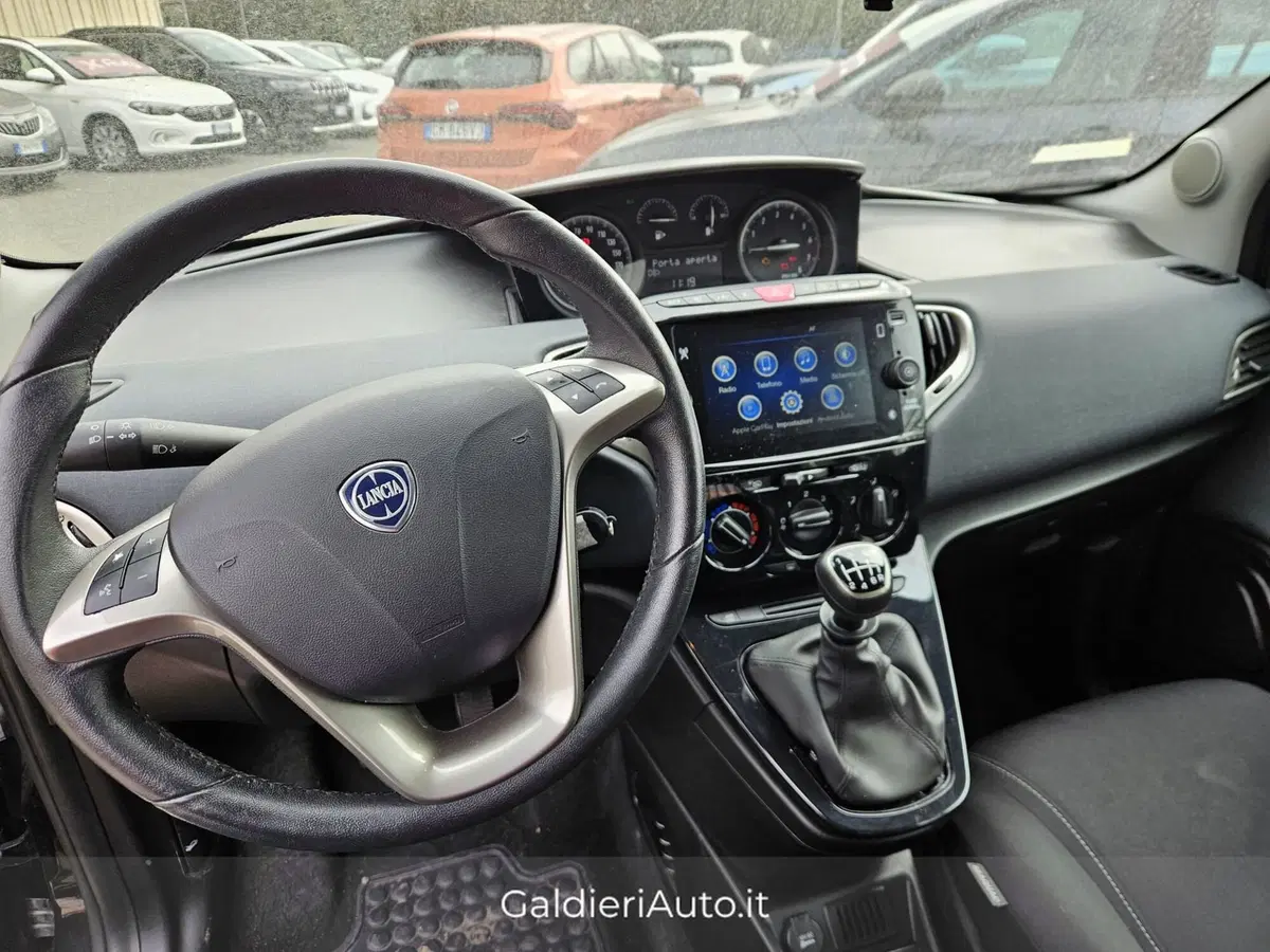 Lancia Ypsilon usata a Salerno (2)