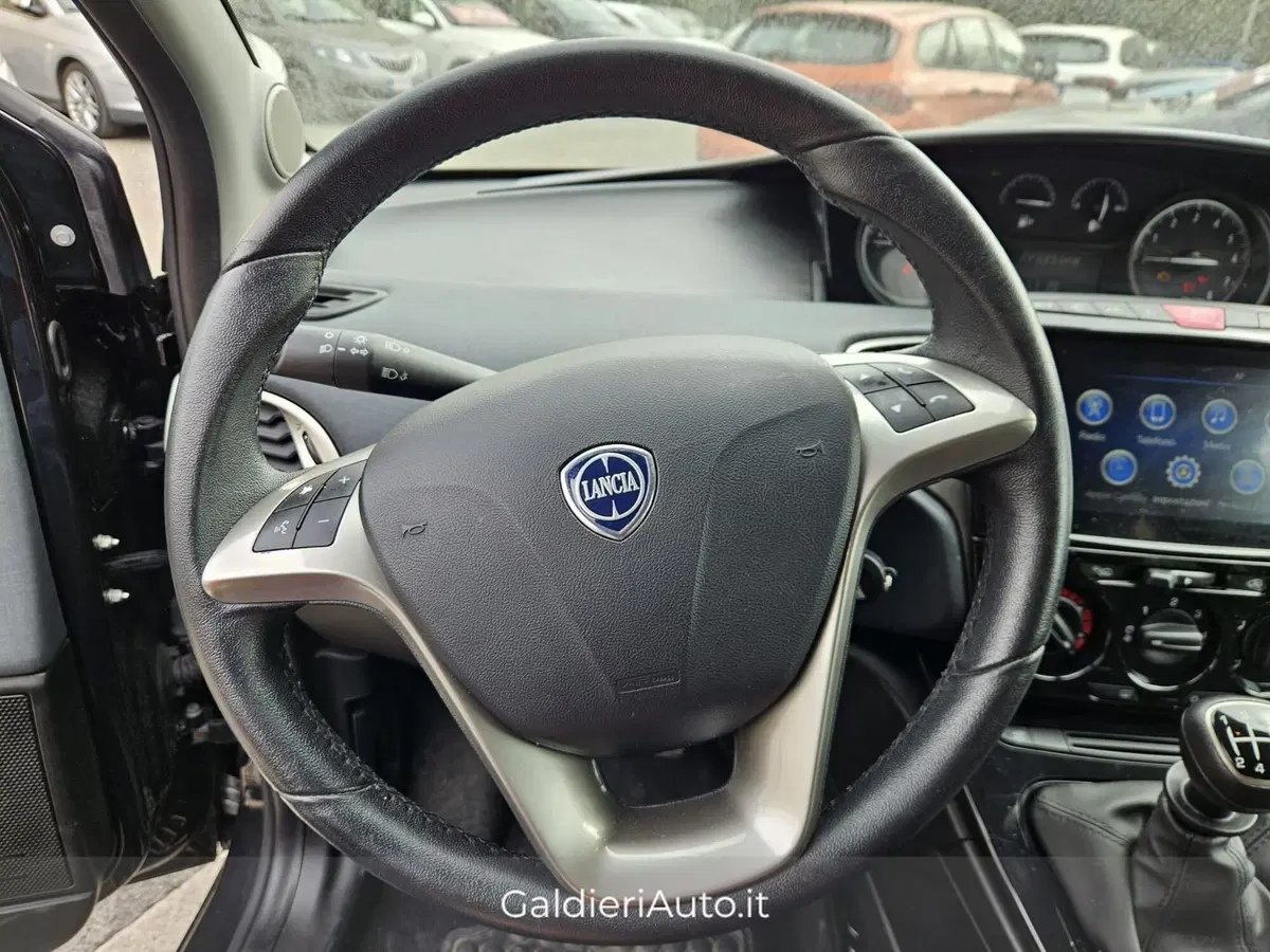 Lancia Ypsilon usata a Salerno (3)