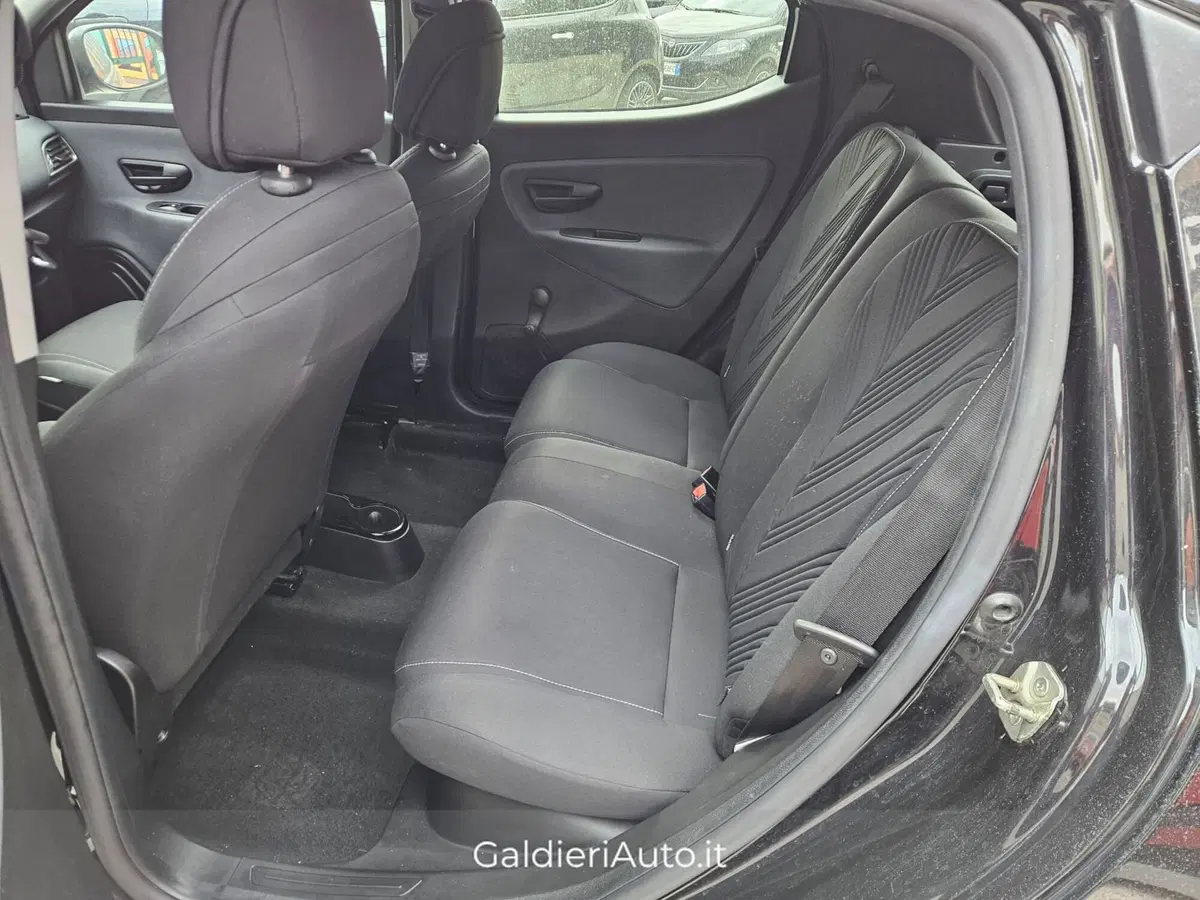Lancia Ypsilon usata a Salerno (5)