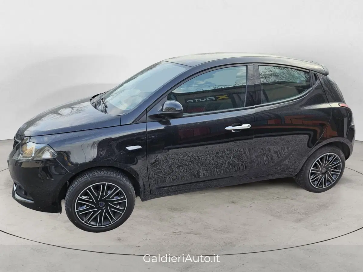 Lancia Ypsilon usata a Salerno (2)