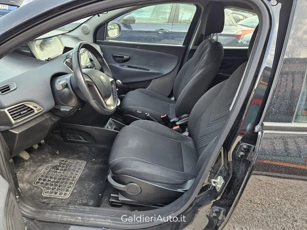 Lancia Ypsilon usata a Salerno (3)
