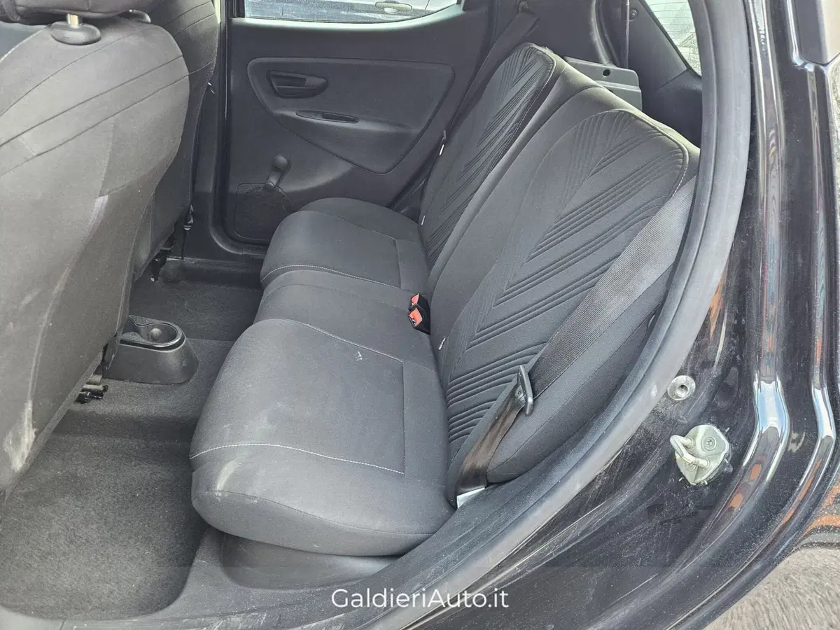Lancia Ypsilon usata a Salerno (7)