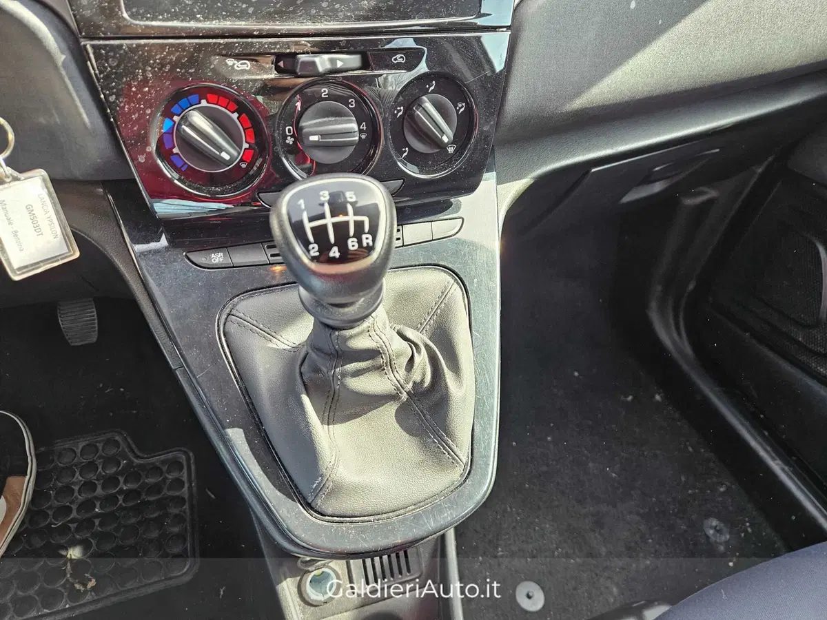 Lancia Ypsilon usata a Salerno (12)