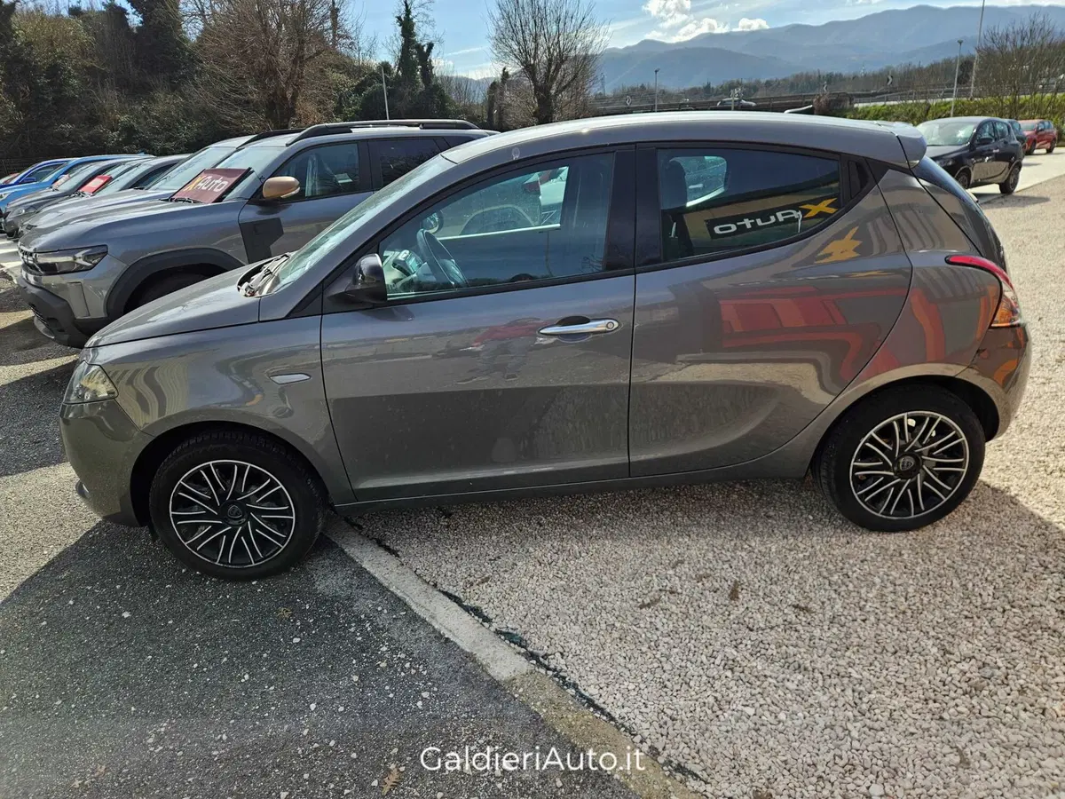 Lancia Ypsilon usata a Salerno (2)