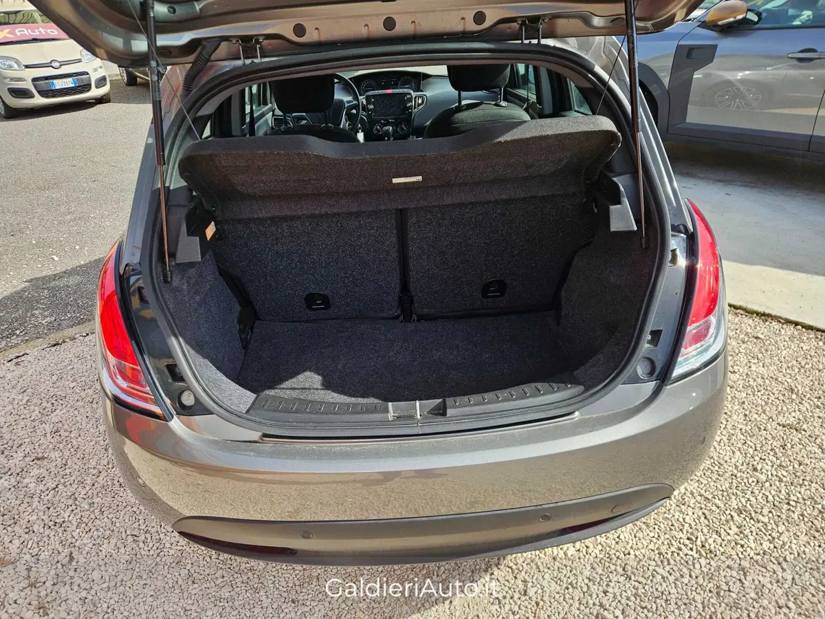 Lancia Ypsilon usata a Salerno (5)