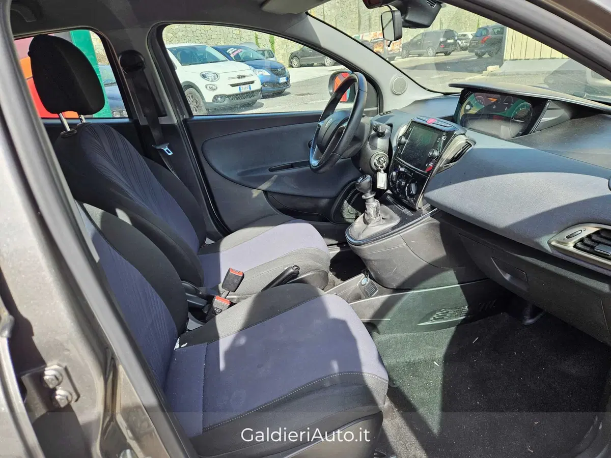 Lancia Ypsilon usata a Salerno (7)