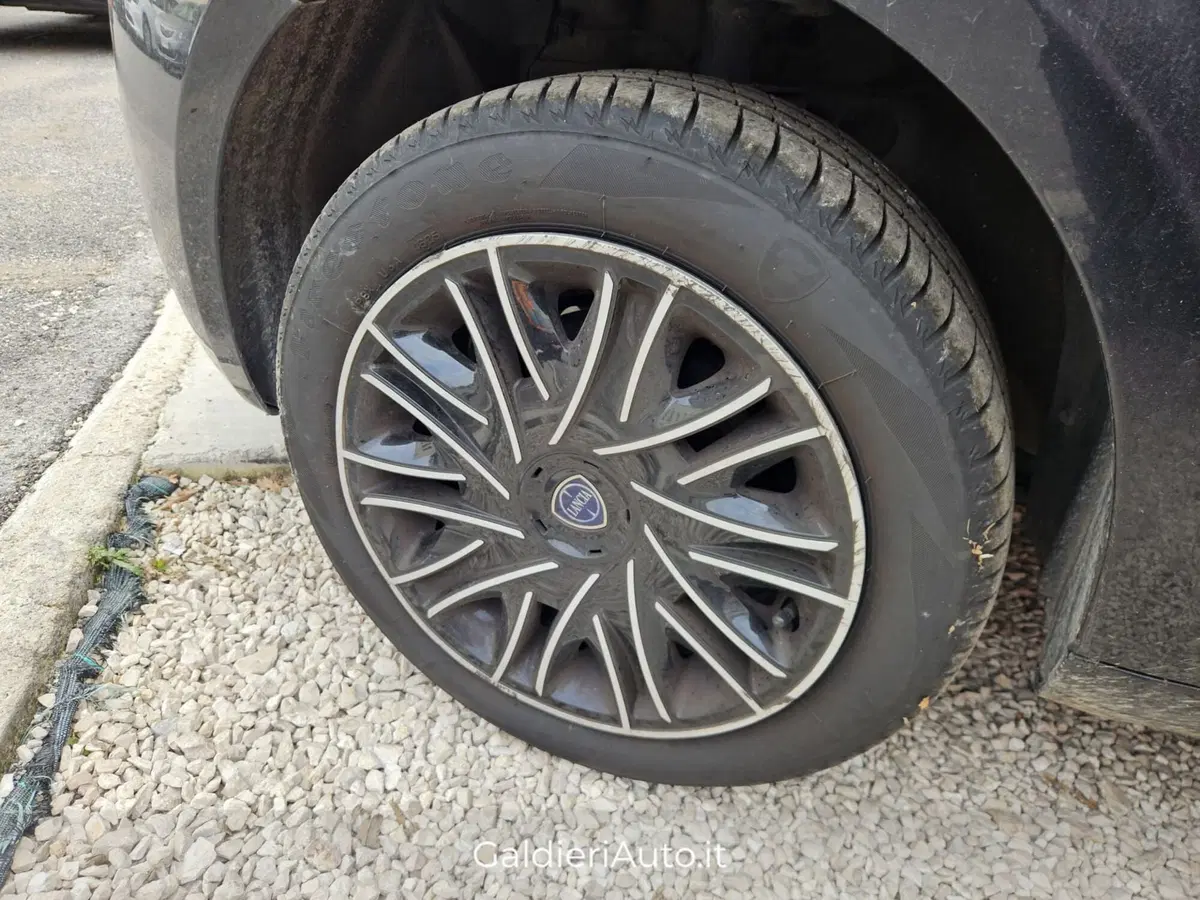 Lancia Ypsilon usata a Salerno (15)