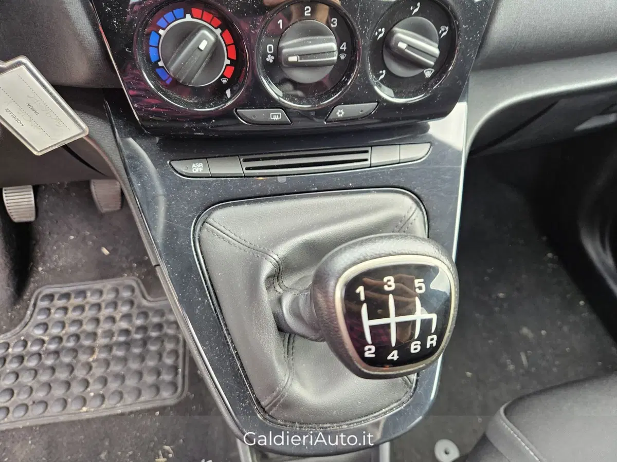 Lancia Ypsilon usata a Salerno (3)