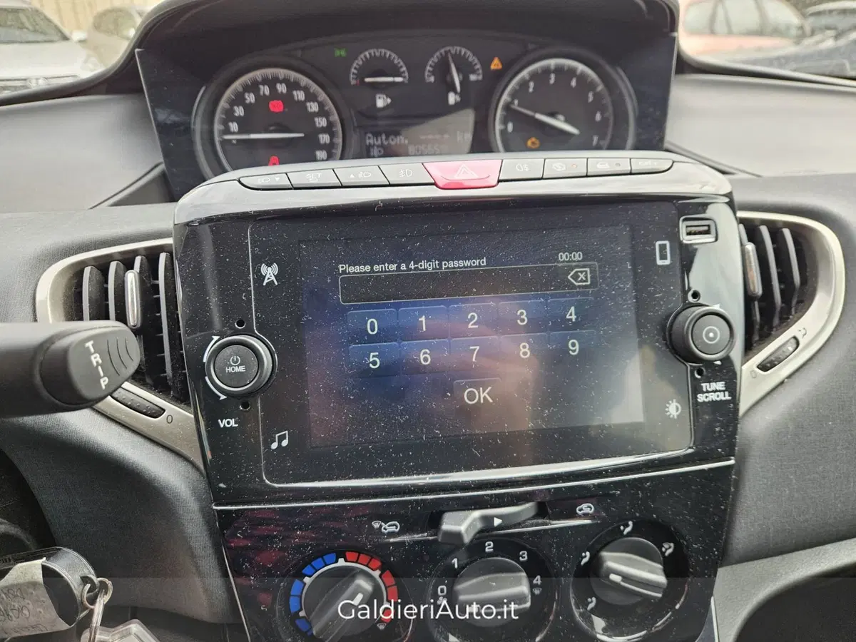 Lancia Ypsilon usata a Salerno (4)