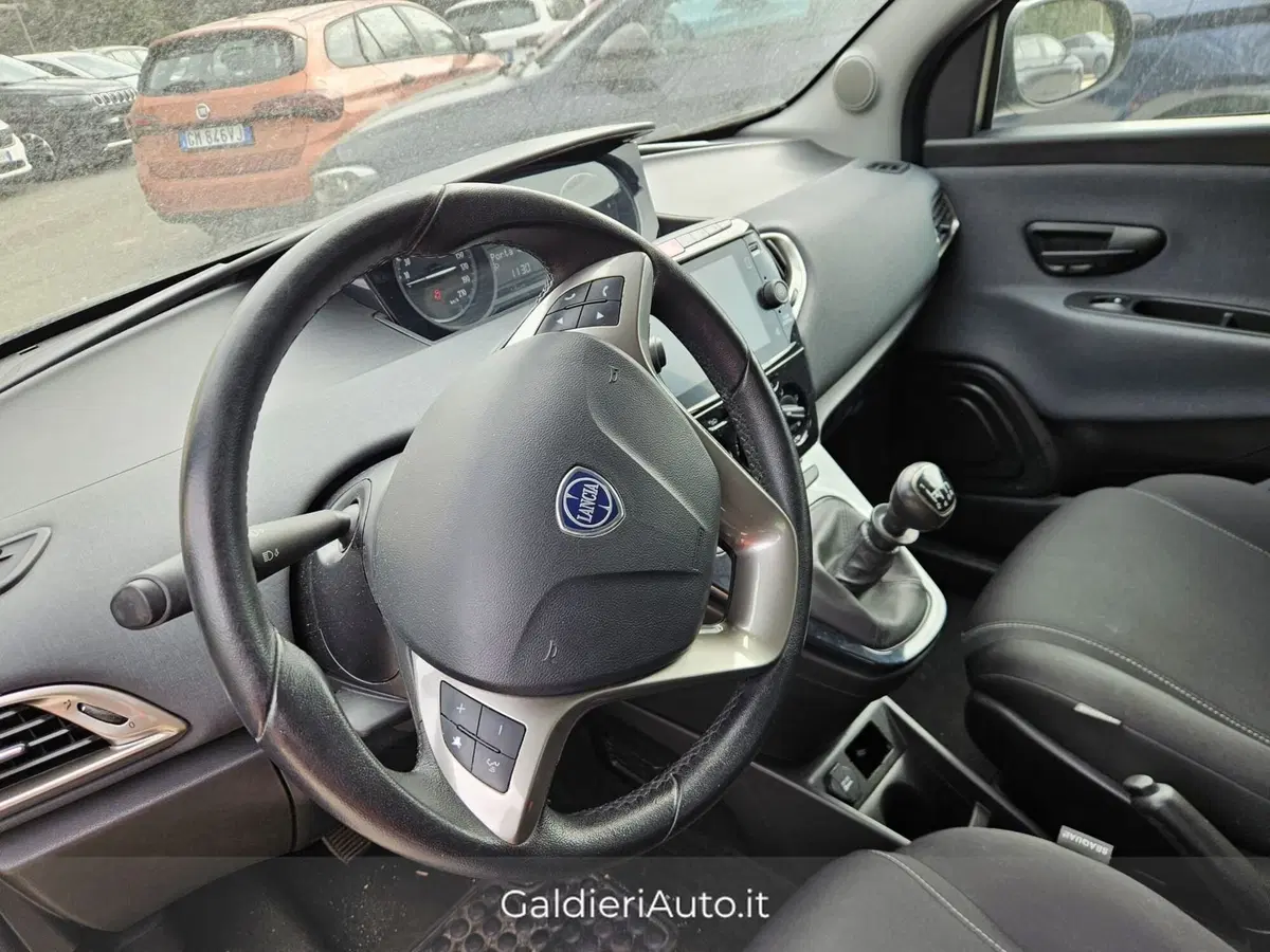 Lancia Ypsilon usata a Salerno (6)