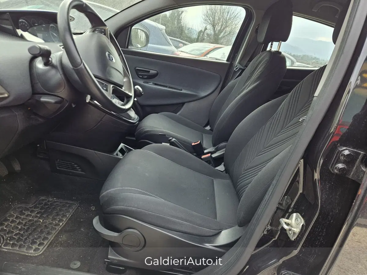 Lancia Ypsilon usata a Salerno (7)
