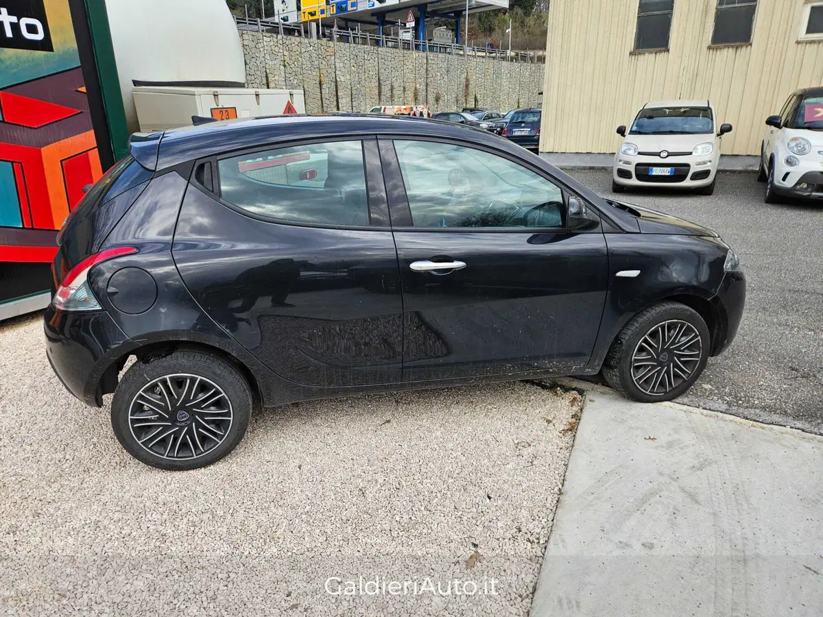 Lancia Ypsilon usata a Salerno (2)