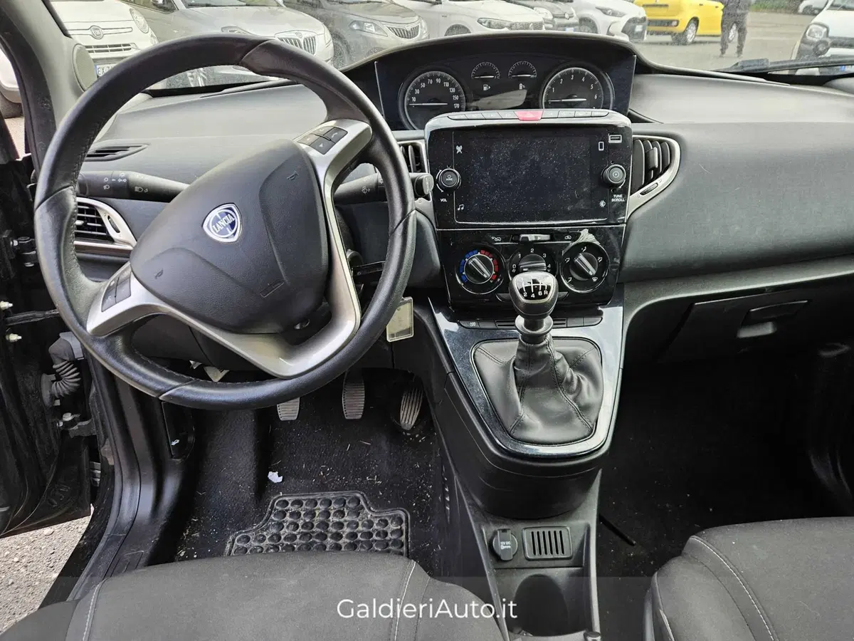 Lancia Ypsilon usata a Salerno (5)