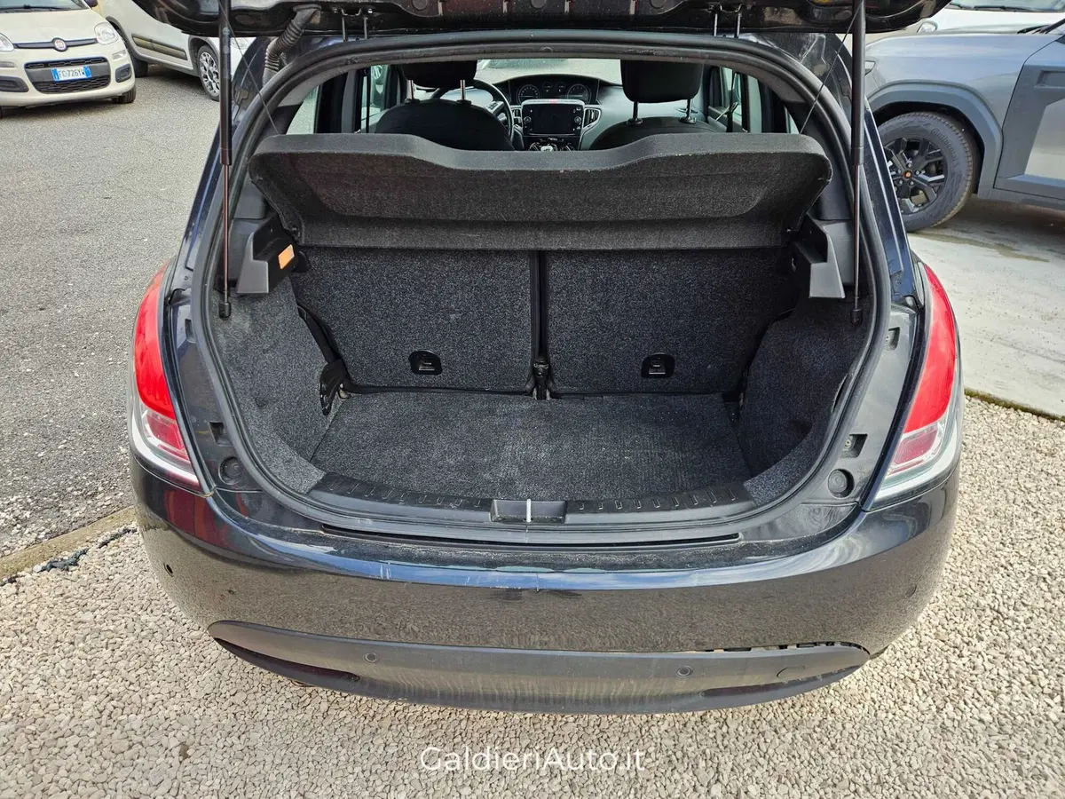 Lancia Ypsilon usata a Salerno (8)