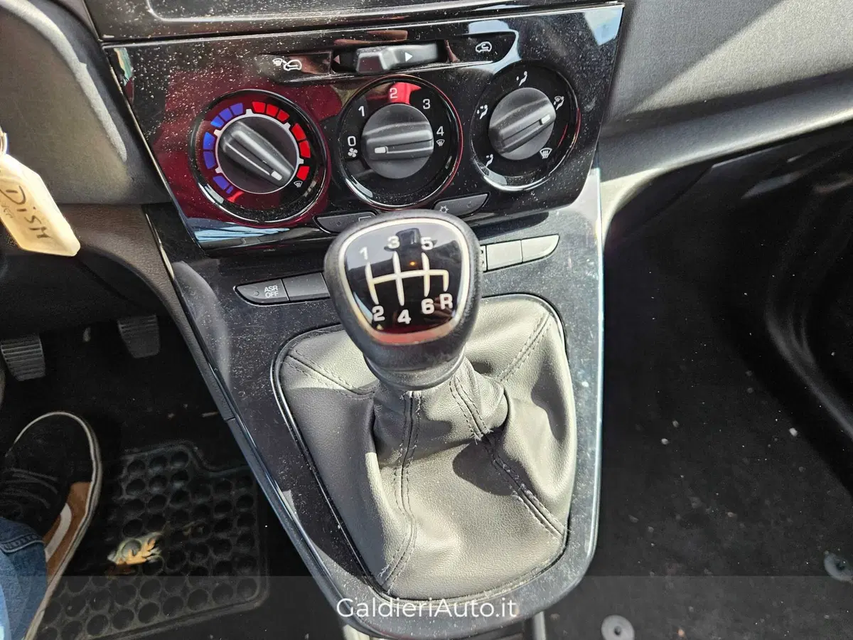 Lancia Ypsilon usata a Salerno (10)