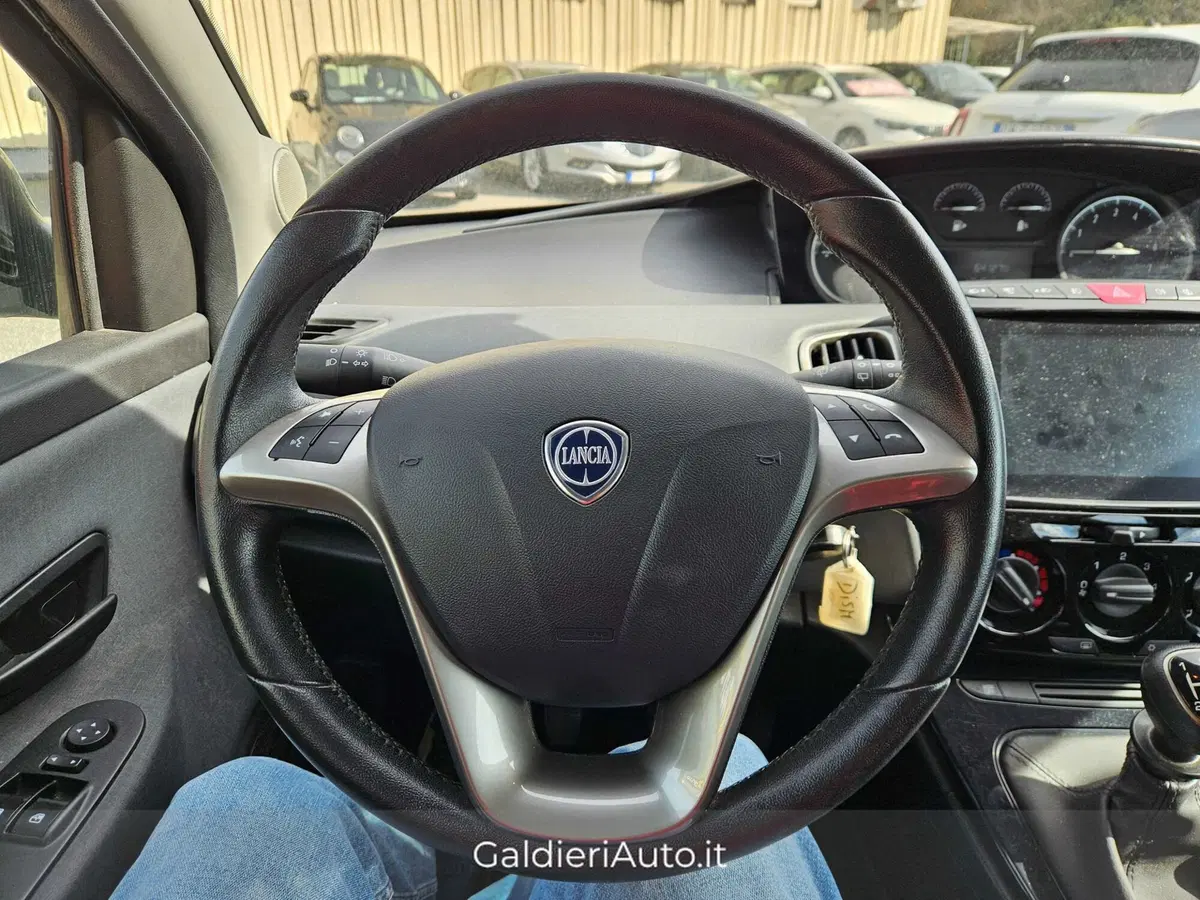 Lancia Ypsilon usata a Salerno (11)