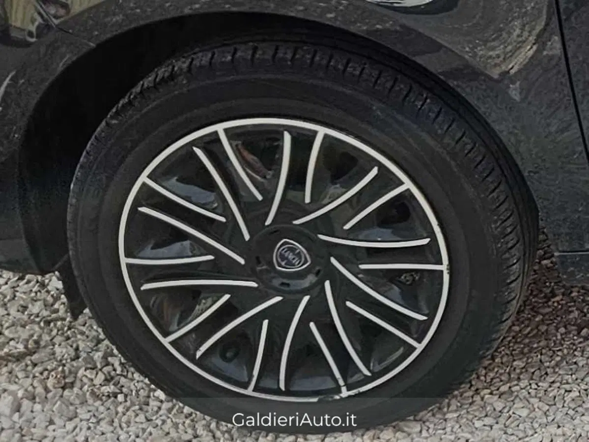 Lancia Ypsilon usata a Salerno (12)