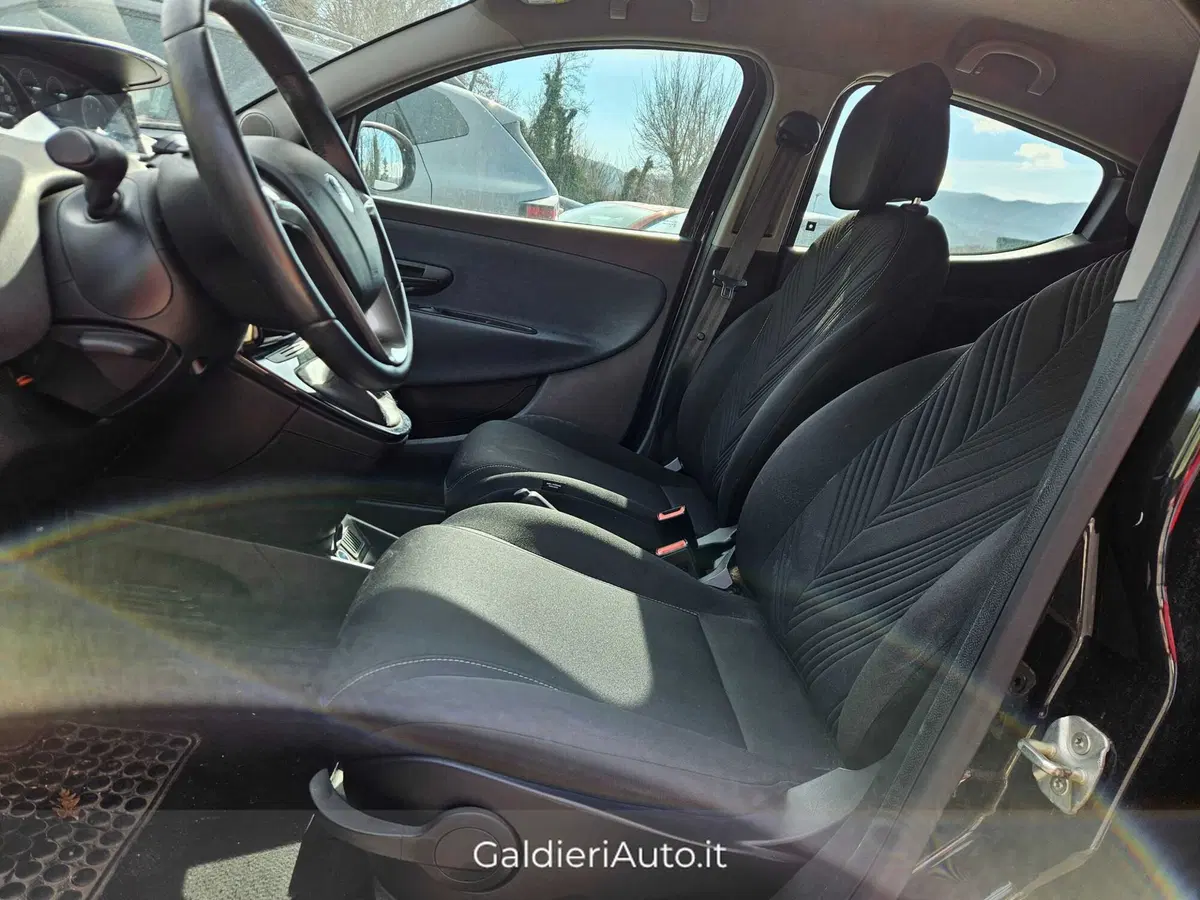 Lancia Ypsilon usata a Salerno (7)