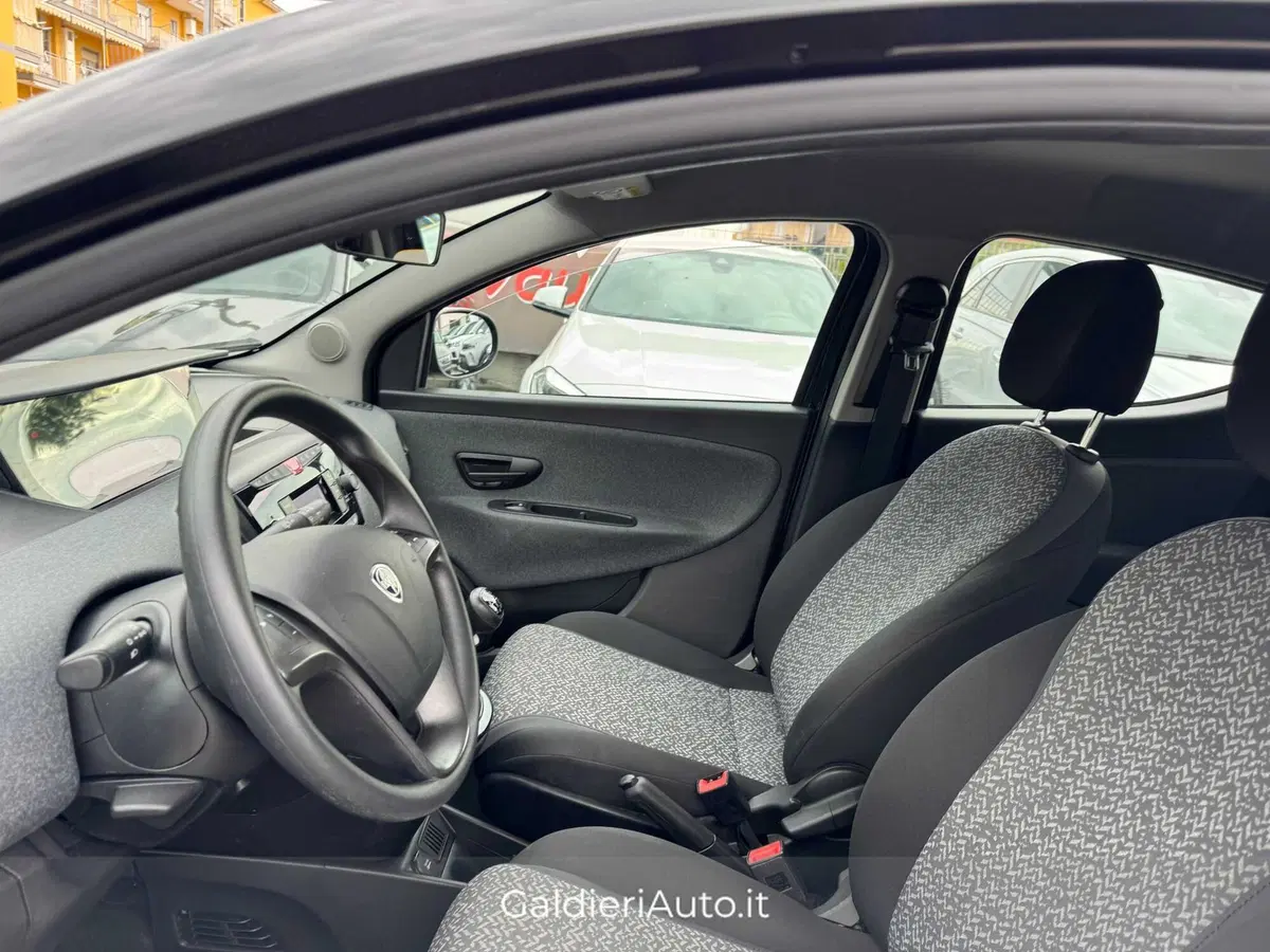 Lancia Ypsilon usata a Salerno (10)