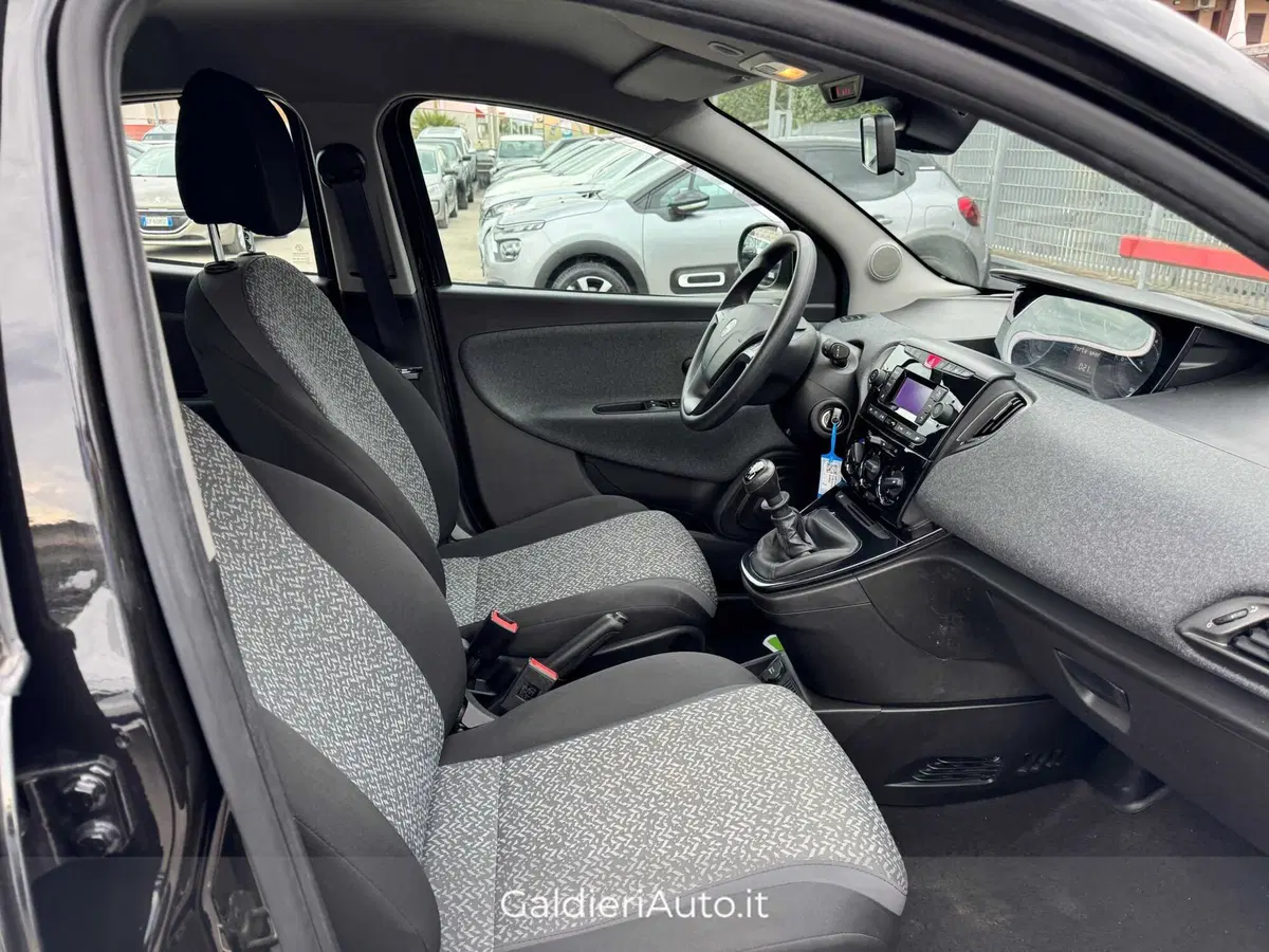 Lancia Ypsilon usata a Salerno (11)