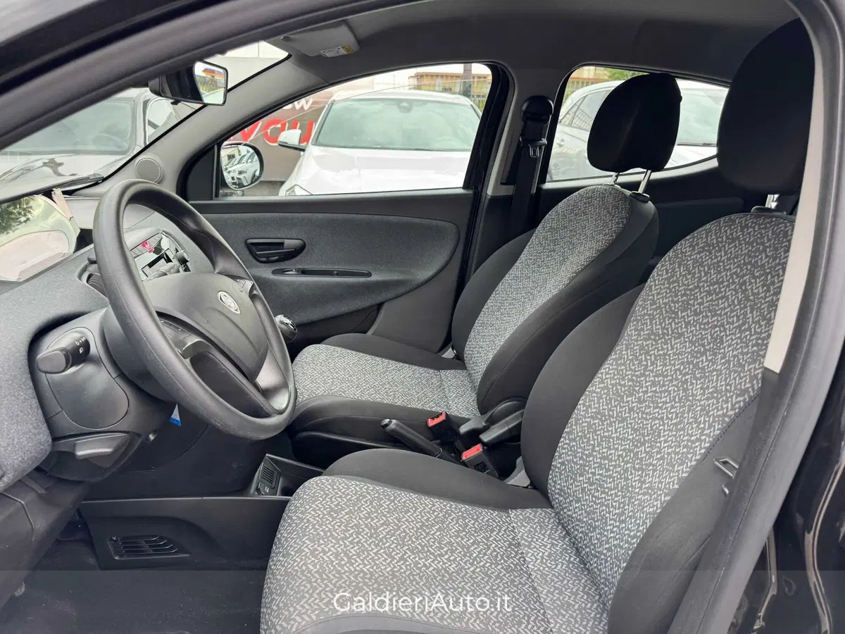 Lancia Ypsilon usata a Salerno (12)