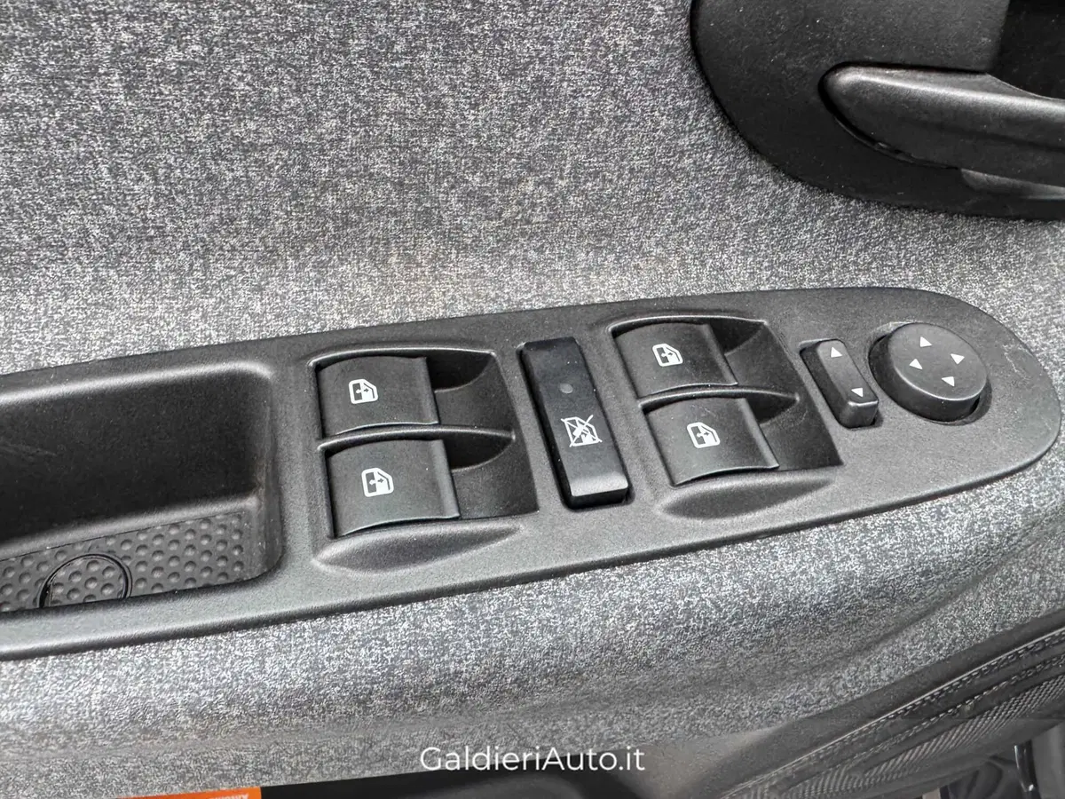 Lancia Ypsilon usata a Salerno (15)