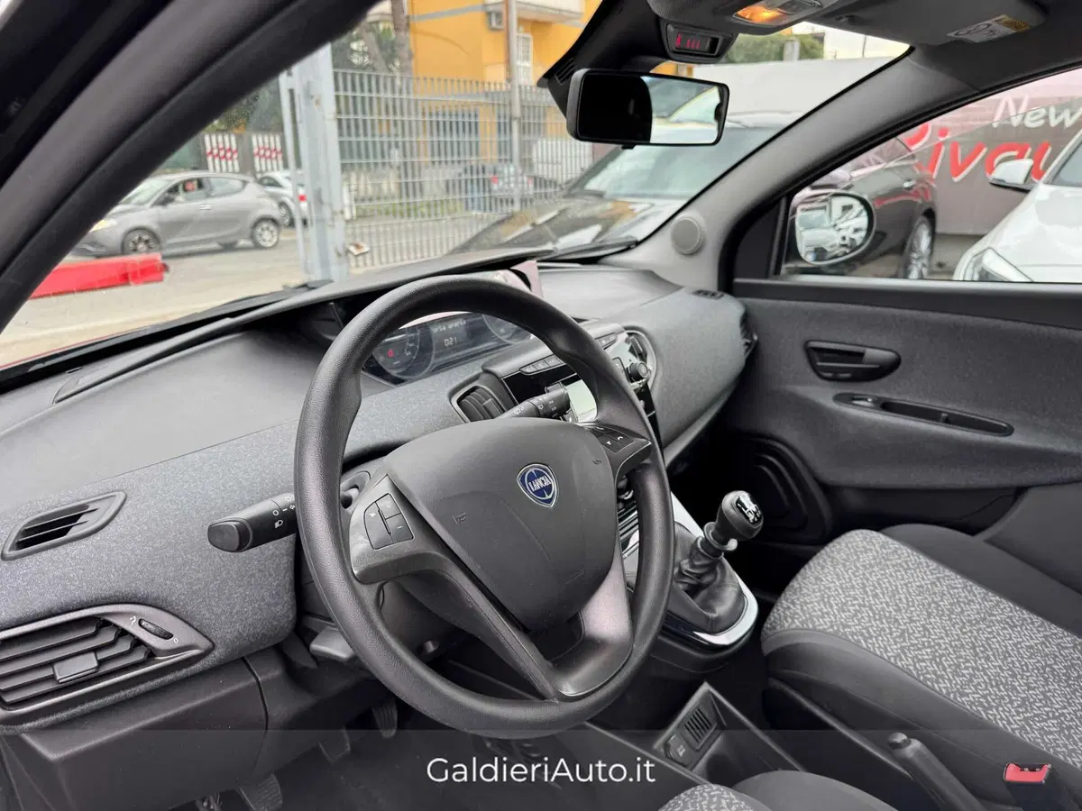 Lancia Ypsilon usata a Salerno (6)