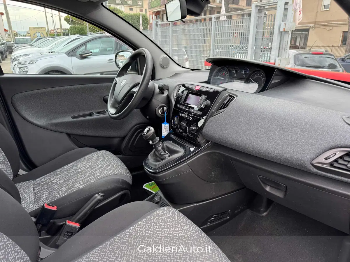 Lancia Ypsilon usata a Salerno (8)