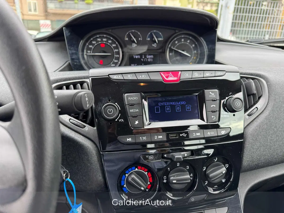 Lancia Ypsilon usata a Salerno (9)