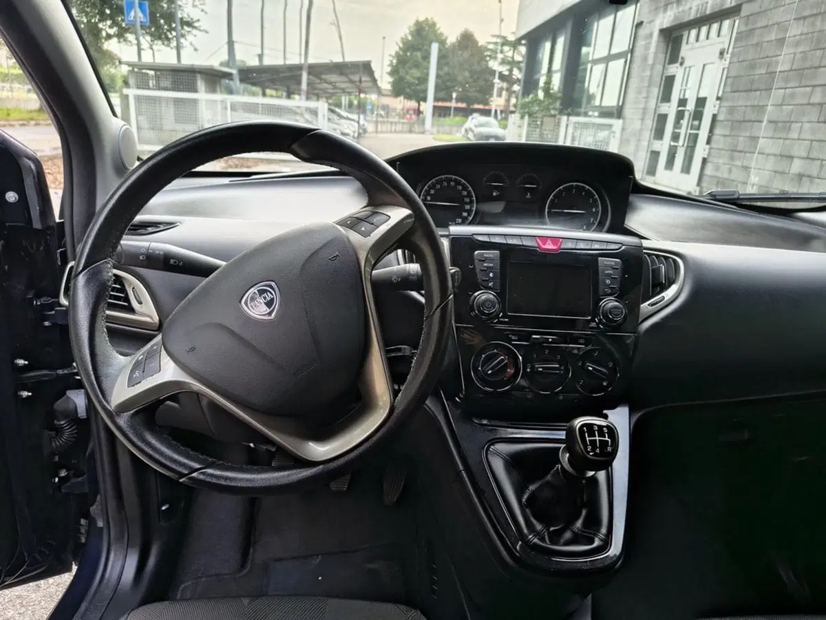 Lancia Ypsilon usata a Padova (10)