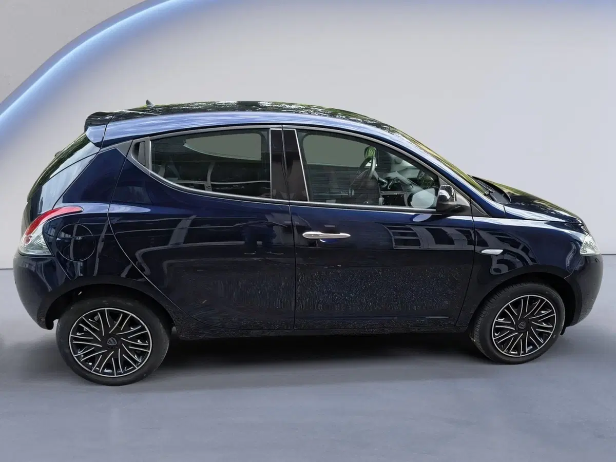 Lancia Ypsilon usata a Padova (8)