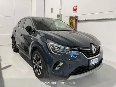 Renault Captur Plug-in Hybrid E-Tech 160 CV Techno del 2023 usata a Lissone