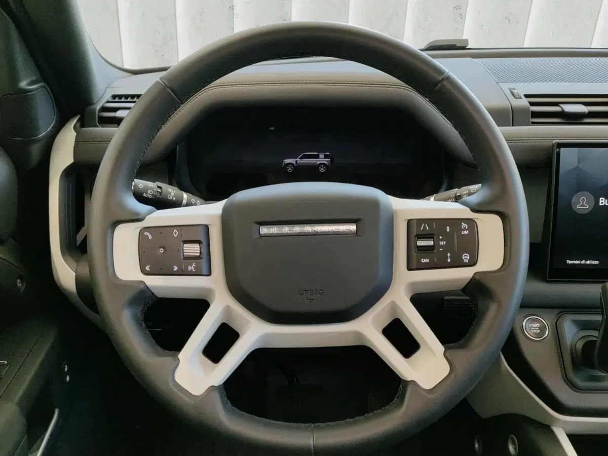 Land Rover Defender usata a Lecco (13)