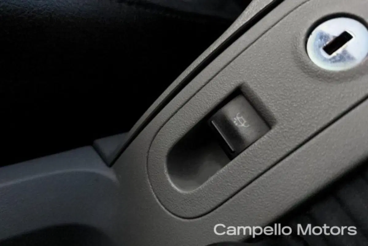 Volkswagen New Beetle Cabrio usata a Venezia (18)