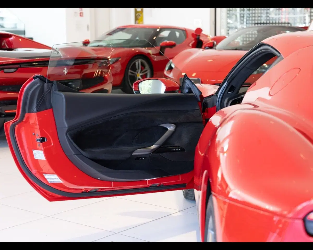 Ferrari 296 Coupé usata a Padova (12)