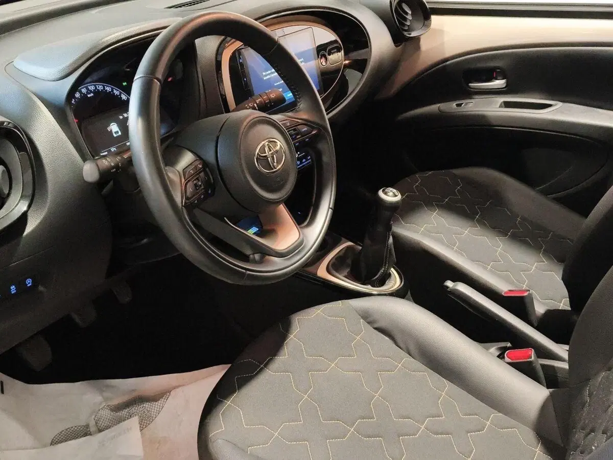 Toyota Aygo X usata a Genova (7)
