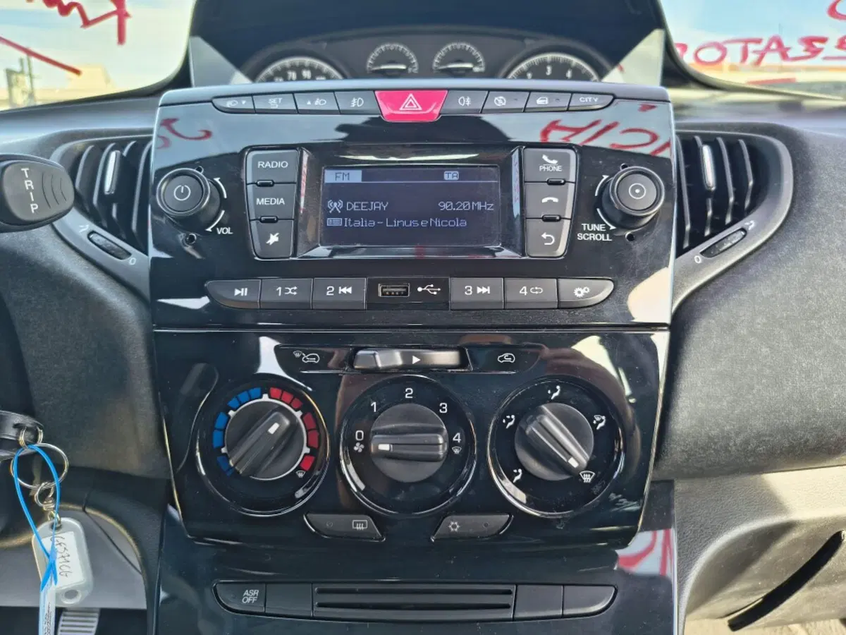 Lancia Ypsilon usata a Firenze (19)