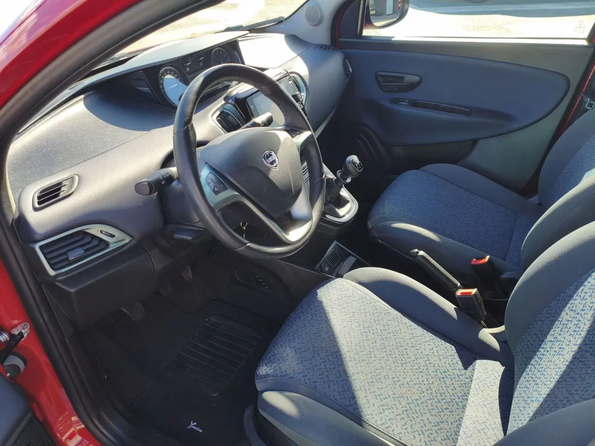 Lancia Ypsilon usata a Matera (10)